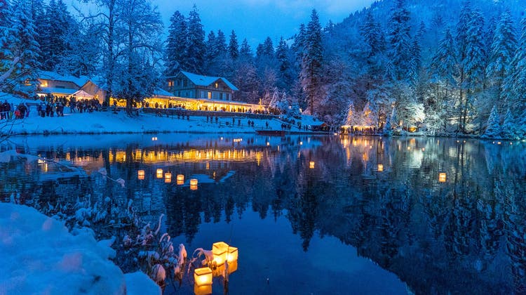 Magischer Advent: Der Weihnachtsmarkt Winterzauber am Blausee im Berner Oberland. (Zvg)