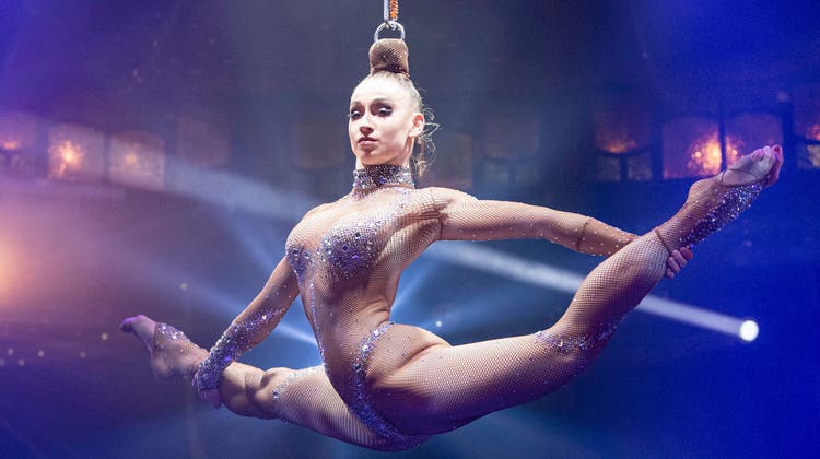 Hairhanging-Artistin Polina Karvonskaya tanzte im Pariser Moulin Rouge. (zvg)
