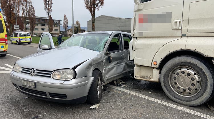 Die Fahrerin des VW wurde beim Unfall verletzt. (Kapo AG)