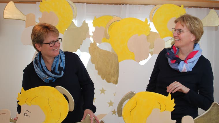 Petra Vogler-Rohrer (links) und Andrea Rohrer inmitten ihrer Engel. (Bild: Marion Wannemacher (Sachseln, 29. November 2022))