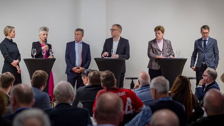 Silvia Steiner (Mitte) hört den Ausführungen von FDP-Kandidat Peter Grünenfelder zu. (Claudia Minder)