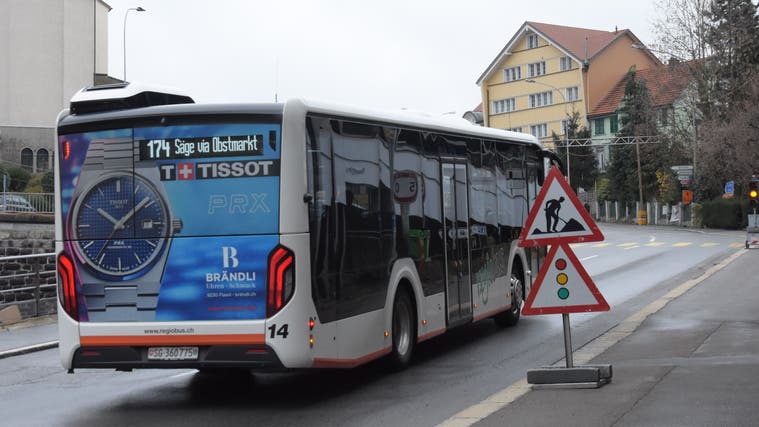 Ein gewohntes Bild für die Herisauer Pendlerinnen und Pendler: Den Bus sieht man nur noch von hinten. (Bild: Ramona Koller)