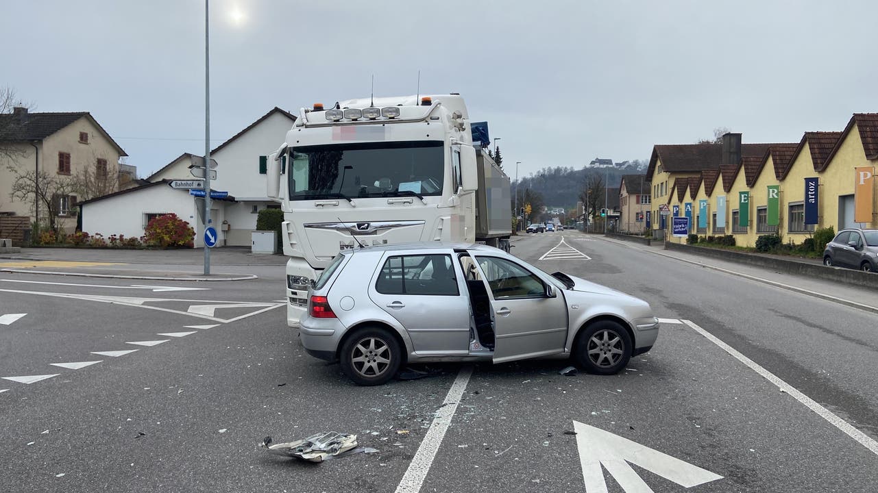 Lenzburg, 28. November: In Lenzburg ist ein Auto mit einem Lastwagen kollidiert. Offenbar deshalb, weil die Autofahrerin mit dem Fuss von der Bremse abgerutscht ist. Die 49-Jährige wurde verletzt ins Spital gebracht.