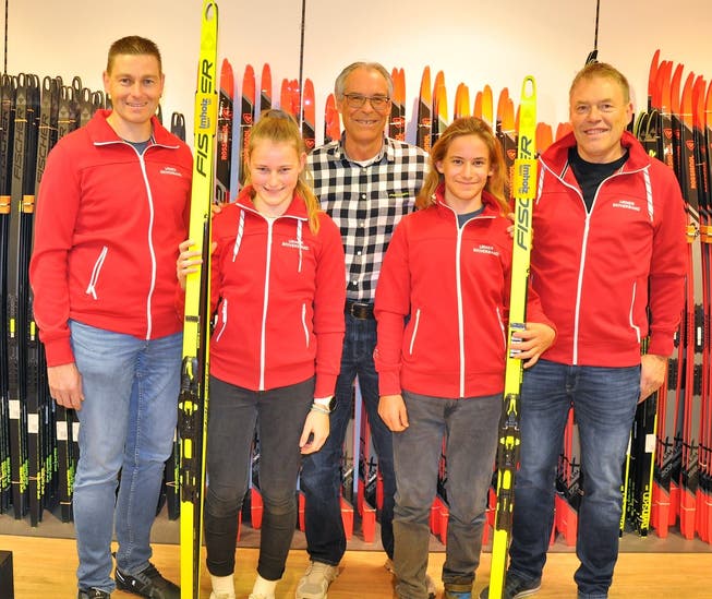 Grosse Freude bei allen Beteiligten der Skiübergabe. Von links: Tino Walker, Nina Walker, Hansueli Imholz, Matteo Gisler, und Urs Gisler.