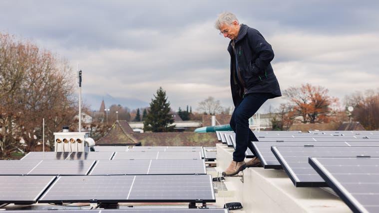 Wer sich für eine Photovoltaikanlage entscheidet, hat nicht automatisch Strom bei einem Blackout: Karl Hauswirth von Optimasolar auf dem Dach der Badi Solothurn. (Tom Ulrich)