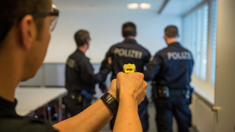 Taser auch für die Regionalpolizei im Aargau? Im Bild eine Schulung bei der Luzerner Polizei. (Dominik Wunderli)