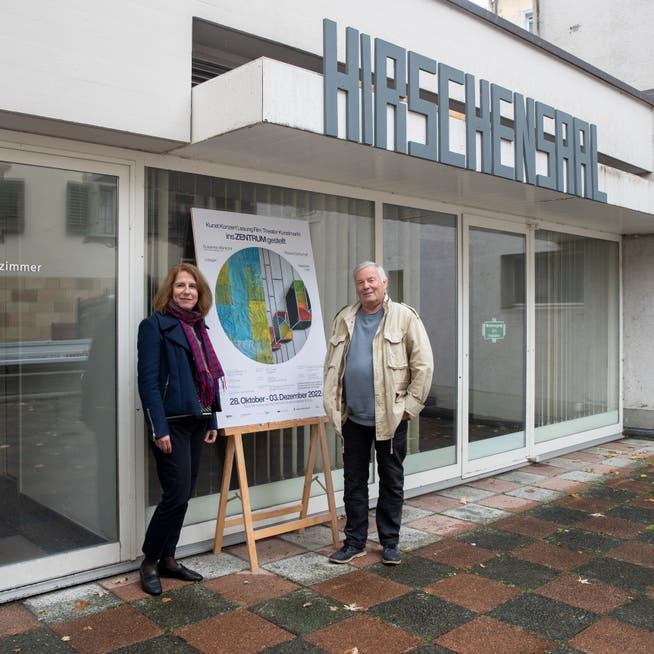 Künstlerin Susanne Albrecht und Künstler Roland Schlumpf vor dem Hirschensaal in der Zuger Altstadt.