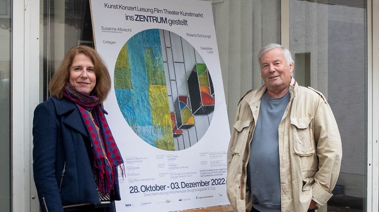 Künstlerin Susanne Albrecht und Künstler Roland Schlumpf vor dem Hirschensaal in der Zuger Altstadt. (Bild: Matthias Jurt (21. Oktober 2022))