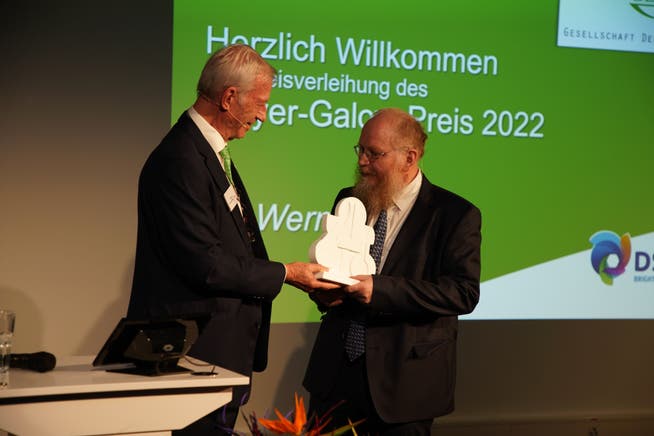 Werner Bonrath (rechts) arbeitet bei DSM und hat jetzt den Meyer-Galow-Preis bekommen. Professor Erhard Meyer-Galow überreichte ihn. 