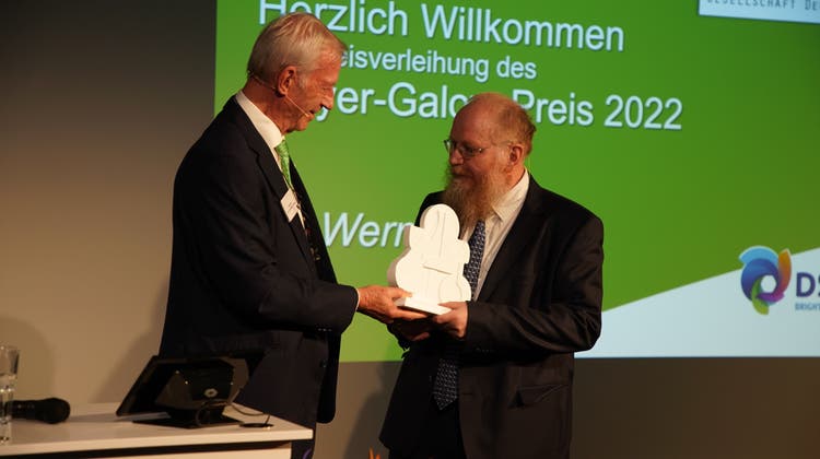 Werner Bonrath (rechts) arbeitet bei DSM und hat jetzt den Meyer-Galow-Preis bekommen. Professor Erhard Meyer-Galow überreichte ihn. (zvg)