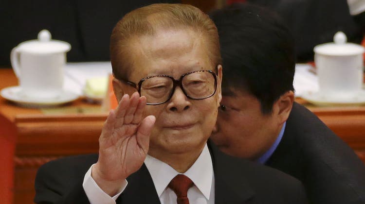 Der ehemalige chinesische Präsident Jiang Zemin gestikuliert während der Eröffnungssitzung des 18. Parteitags der Kommunistischen Partei in der Grossen Halle des Volkes am 8. November 2012 in Peking. Jiang ist am Mittwoch, 30. November 2022, im Alter von 96 Jahren gestorben. (Ng Han Guan / AP)