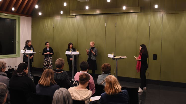 Pascale Sigg-Bischof diskutierte mit Martina Juncker, Monika Bodenmann-Odermatt und Monika Rüegg-Bless unter Leitung von Moderatorin Jennifer Abderhalden über das politische Engagement von Frauen. (Bild: CAL)