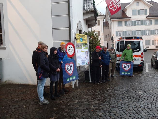Die Landräte wurden vor dem Rathaus von einem Komitee der Petitionäre empfangen, die einen sicheren Übergang Hostettli Wisstürli Oberdorf beim Projekt Veloweg Oberdorf Büren verlangen.