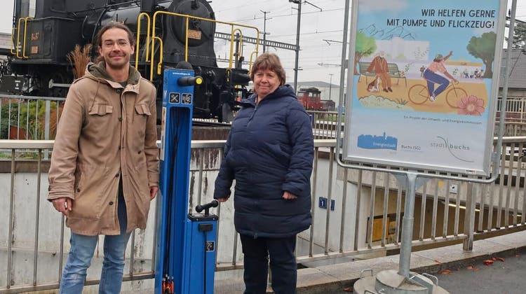 Stadtrat Fred Rohrer und Ursula Eschenauer, Fachverantwortliche Umwelt/Energie/Mobilität, freuen sich über die Station. (Bild: PD)