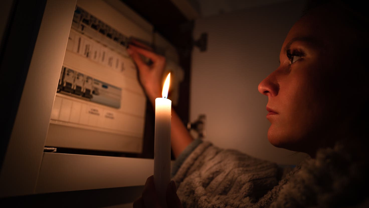 Kein Strom mehr in Frankreich? Bewohnerinnen und Bewohner sorgen vor – und decken sich mit Kerzen ein. (Getty Images)