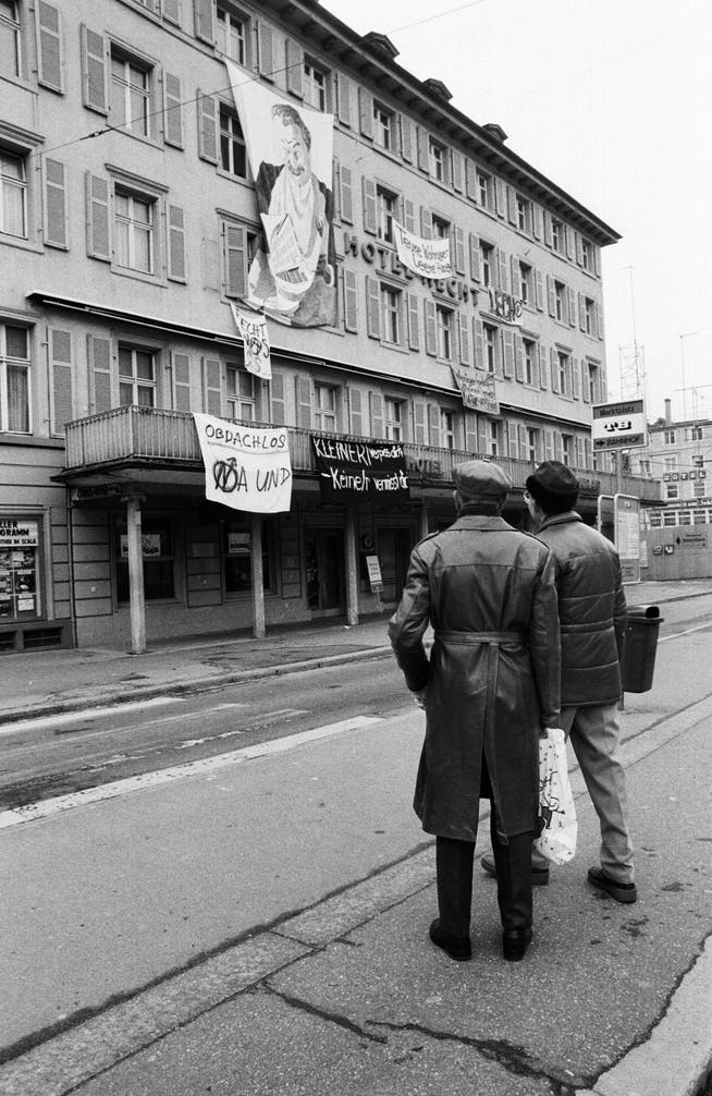 Passanten vor dem über Weihnachten und Neujahr 1988/1989 besetzten Hotel Hecht am Bohl. Diese Besetzung markiert einen Wendepunkt in der städtischen Jugend- und Drogenpolitik. 