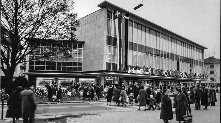 Das Jelmoli-Warenhaus in Brugg ist zur Eröffnung 1959 mit den Fahnen der umliegenden Gemeinden geschmückt. (Bild: zvg/Stadtarchiv Brugg)