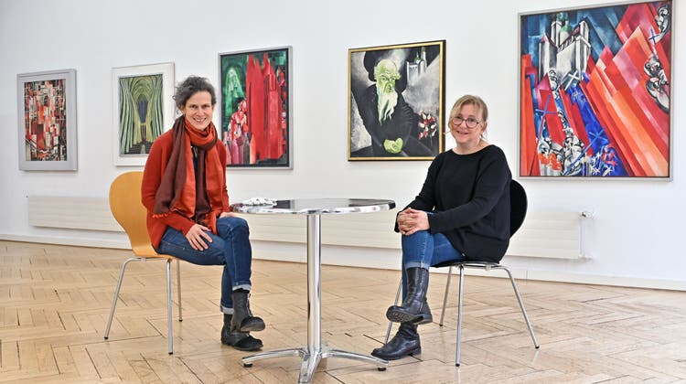 Zu Oltens «Tafelsilber» gehören auch Werke Otto Morachs (im Hintergrund): Museumsleiterin Dorothée Messmer (rechts) und Stellvertreterin Katja Herlach zeigen bis zum 26. Februar 2023 Museumsschätze. (Bruno Kissling)
