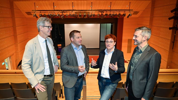 Stadtpräsident Anders Stokholm mit den Stadtratsmitgliedern Andreas Elliker, Barbara Dätwyler Weber und Fabrizio Hugentobler auf der Casinogalerie. (Bild: Ralph Ribi)