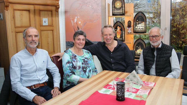 Monika und Markus Amstad, gemeinsam mit Markus Kayser (links) und Gregor Schwander (rechts), die mit den Nidwaldner Gastfamilien im Austausch stehen. (Bild: Irene Infanger (Beckenried, 30. November 2022))