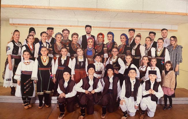 Der Wettinger Folklore-Tanzverein Abrasevic mit dem Präsidenten Nenad Milenkovic (hinterste Reihe, Mitte).