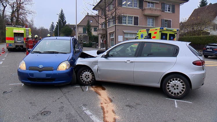 Zwei Autos kollidieren auf Kreuzung in Uster: Zwei Personen im Spital