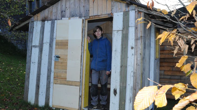 Simon Häberli in seinem ersten selbst gebauten Tiny House. Mit elf Jahren hat er dieses gebaut. (Bild: Astrid Zysset)
