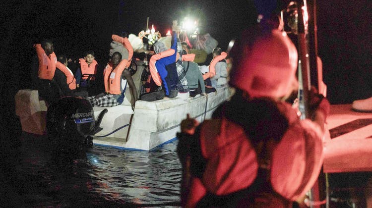 Zivile Seenotretter nehmen am 22. Oktober 2022 vor den Küstengewässern Maltas 35 Migranten an Bord der «Ocean Viking». (Bild: Vincenzo Circosta/AP)