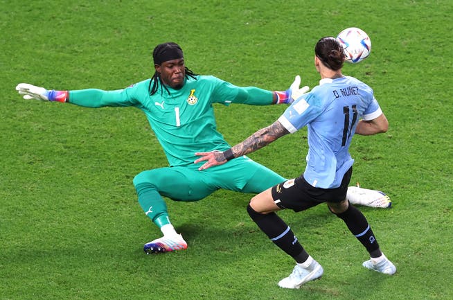 Ghanas Torhüter Lawrence Ati Zigi gegen Uruguays Darwin Nunez.