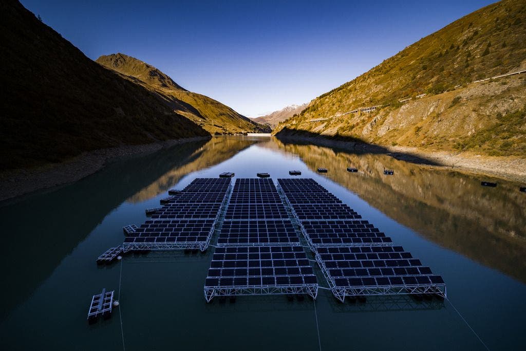 So ein schwimmendes Solarwerk will die EVP auf dem Zürichsee installieren.