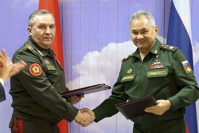 Der belarussische Verteidigungsminister Viktor Chrenin empfängt seinen russischen Amtskollegen Sergej Schoigu.