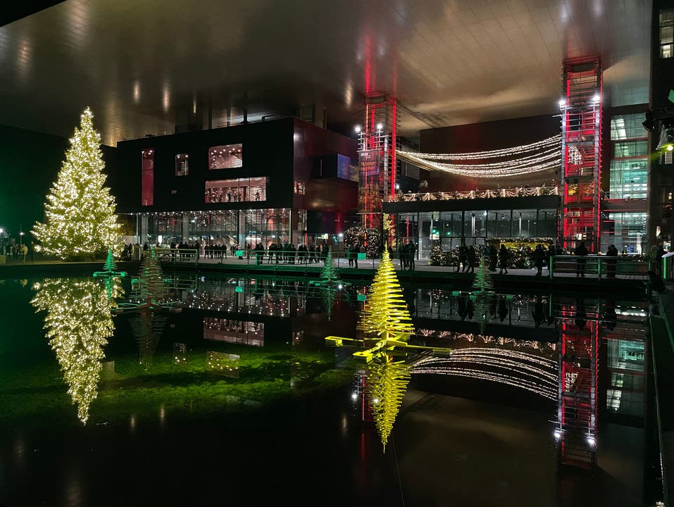 Der festlich dekorierte Christbaum bringt etwas vorweihnachtliche Stimmung auf den Europaplatz.