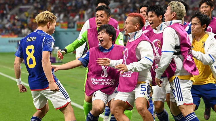 Ritsu Doan lässt sich nach seinem Treffer zum 1:1 gegen Spanien (Schlussresultat 2:1 für Japan) von seinen Teamkollegen feiern. (Neil Hall / EPA)