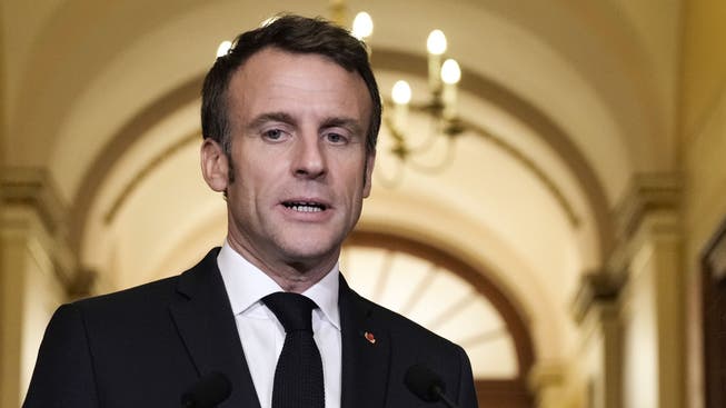 Macron bezichtigte Le Pen, einen «Kapitulationsdiskurs» zu führen, weil sie eine Freundin der russischen Staatsgewalt sei.