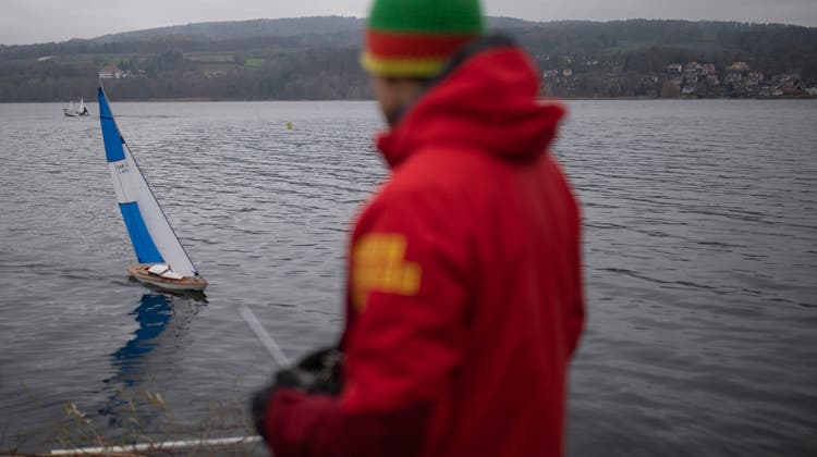 «Man spürt das Modellschiff viel weniger»: Ein Modell-Segelböötler steuert sein Boot über den Untersee. (Bild: Benjamin Manser)