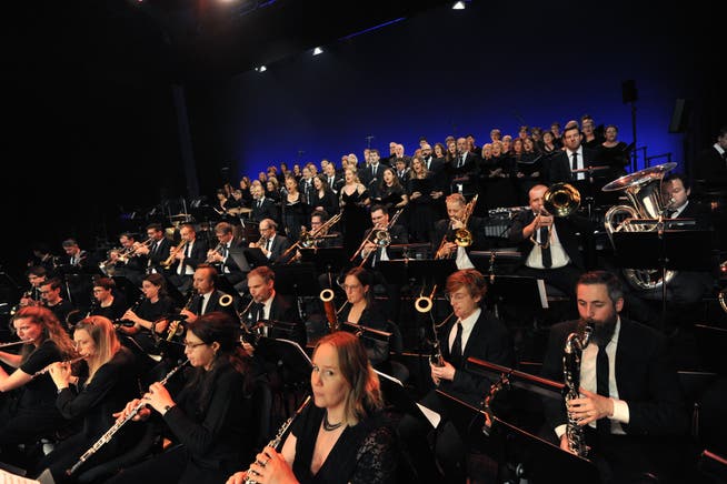 Eindrückliches Bild auf der Bühne im Theater Uri: 160 Mitwirkende machen die drei Trievent-Konzerte für das Publikum zu einem besonderen Erlebnis.