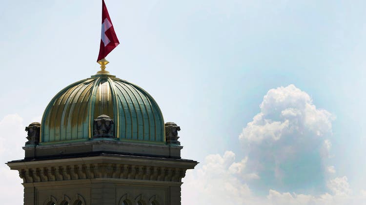 Sicht auf die Bundeshauskuppel, am Mittwoch, 5. Juni 2013, in Bern. (KEYSTONE/Peter Schneider) (Peter Schneider / KEYSTONE)