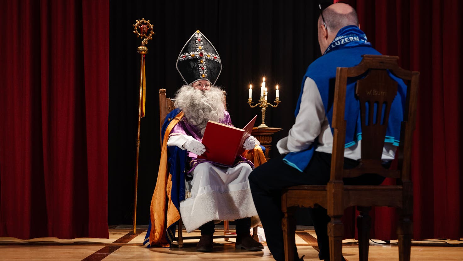 Sankt Nikolaus Inszenierung mit Jerome Martinu im Saal der Maskenliebhaber Gesellschaft in Luzern (Dominik Wunderli (luzern, 01.12.2022))