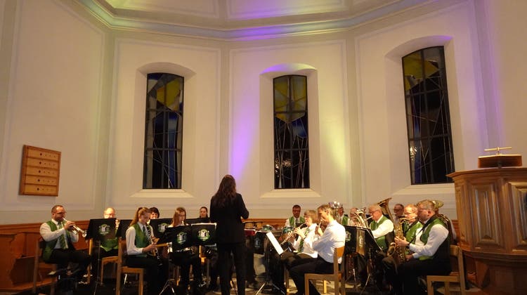 Das Jahreskonzert der Musikgesellschaft Azmoos fand unter der Leitung der neuen Dirigentin Gabriela Krauss statt. (Bild: Katja Wohlwend)