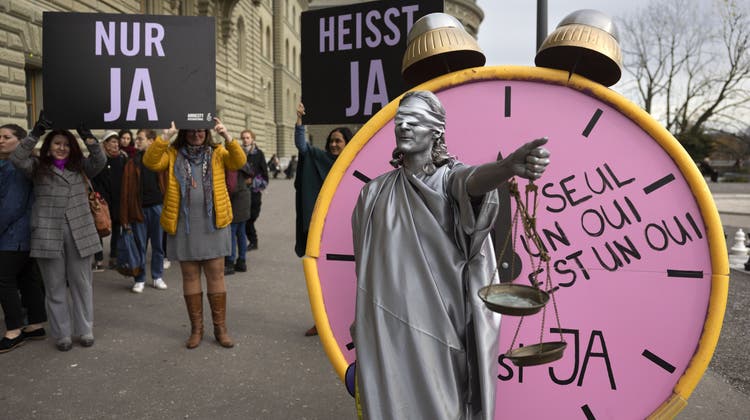 Aktivistinnen reichen am 21. November eine Petition für eine Zustimmungslösung im Sexualstrafrecht ein. (Peter Klaunzer / Keystone)