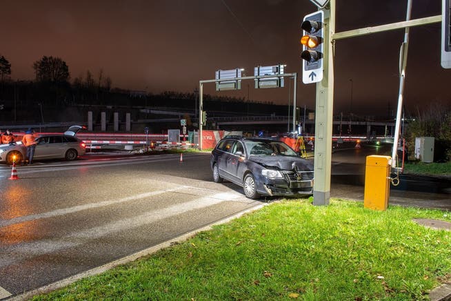 Der Unfall ereignete sich am Sonntagabend in Weiningen auf der Umfahrungsstrasse bei der Einfahrt in die Autobahn.