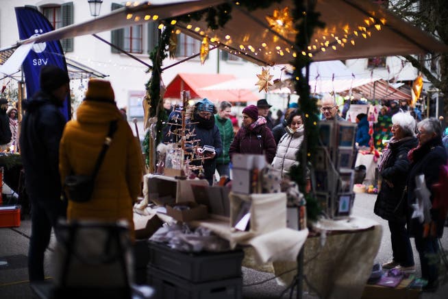 Adventsmarkt auf dem Kirchplatz in Baden, zum zweiten Mal unter Federführung der Rotary Clubs.