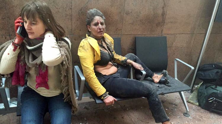 Es ist das ikonische Bild der Anschläge vom 22. März 2016. Zwei Frauen kurz nach den Explosionen am Flughafen und in einer Metrostation. Das Bild wurde von der georgischen Journalistin Ketevan Kardava geschossen, die zufällig am Flughafen war. (Ketevan Kardava/AP)