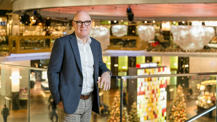 Patrick Stäuble, Leiter des Shoppi Tivoli in Spreitenbach, im weihnächtlich dekorierten Einkaufszentrum. (Bild: Sandra Ardizzone)