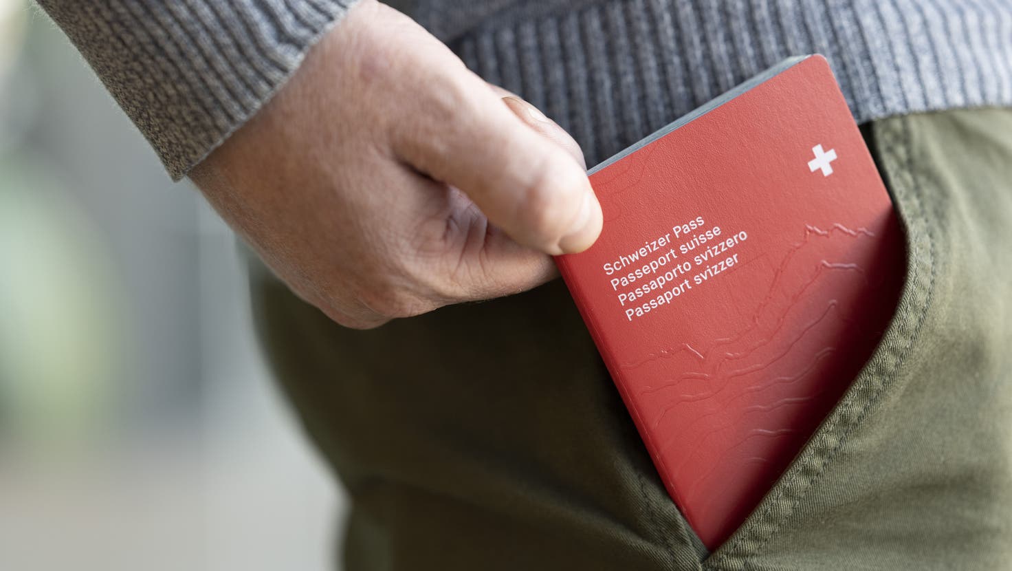 Für den Schweizer Pass müssen Ausländerinnen und Ausländer über einen substanziellen Sparbatzen verfügen. (Symbolbild) (Christian Beutler)