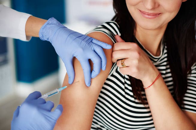 Eine HPV-Impfung wird nicht nur jungen Menschen empfohlen.