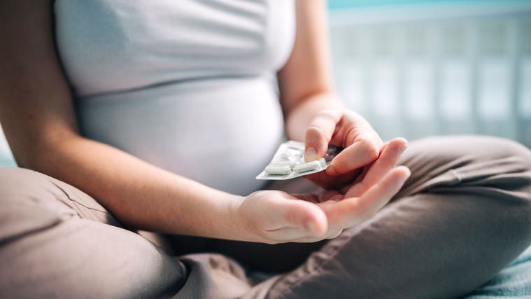 Schwere Nebenwirkungen für das ungeborene Kind: Wer Pillen mit dem Präparat Isotretinoin gegen Akne einnimmt, darf auf keinen Fall schwanger werden. (Getty)