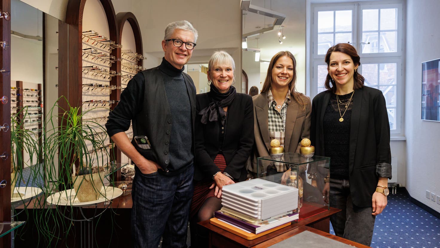 Optiker Aeschimann wird nach 22 Jahren in jüngere Hände gegeben (von links): Mark Aeschimann, Madlaina Aeschimann, Linda Mertz und Janine Grütter. (Bild: Hanspeter Bärtschi)