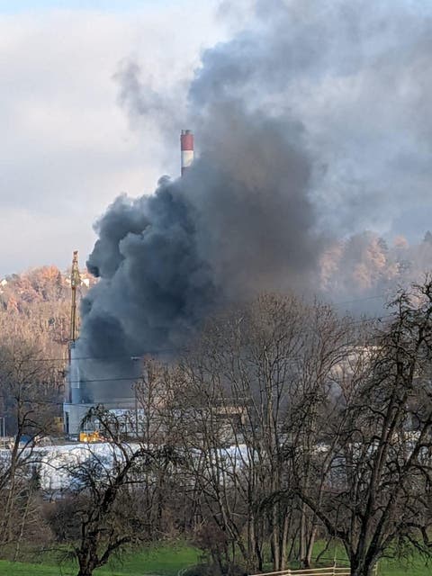 Starke Rauchentwicklung beim Kehrichtheizkraftwerk im Westen der Stadt.