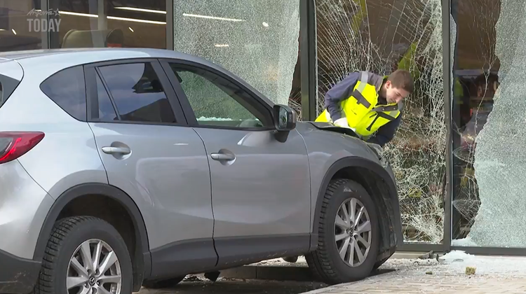 Kurz nach Wiedereröffnung: Auto knallt in Schaufenster von Aldi-Filiale